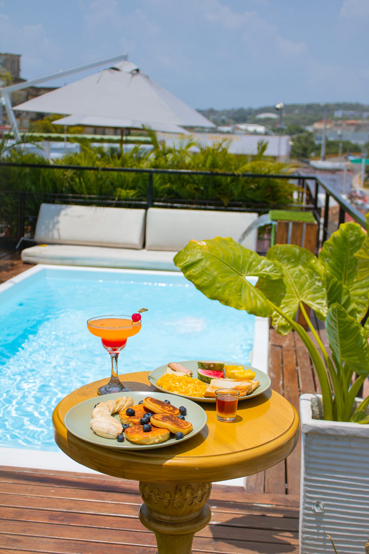 Desayuno junto a la piscina