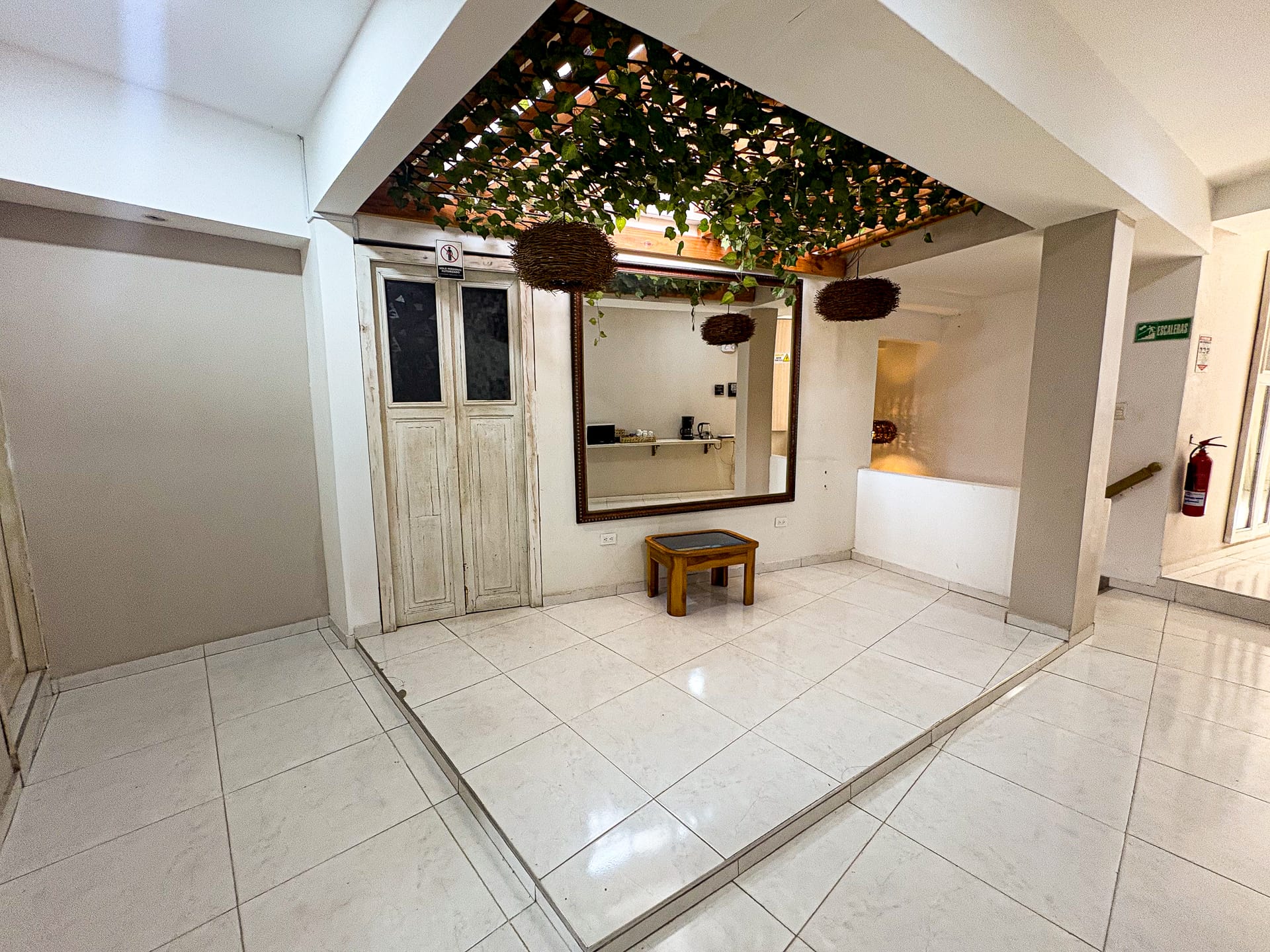 Pasillo colonial con plantas