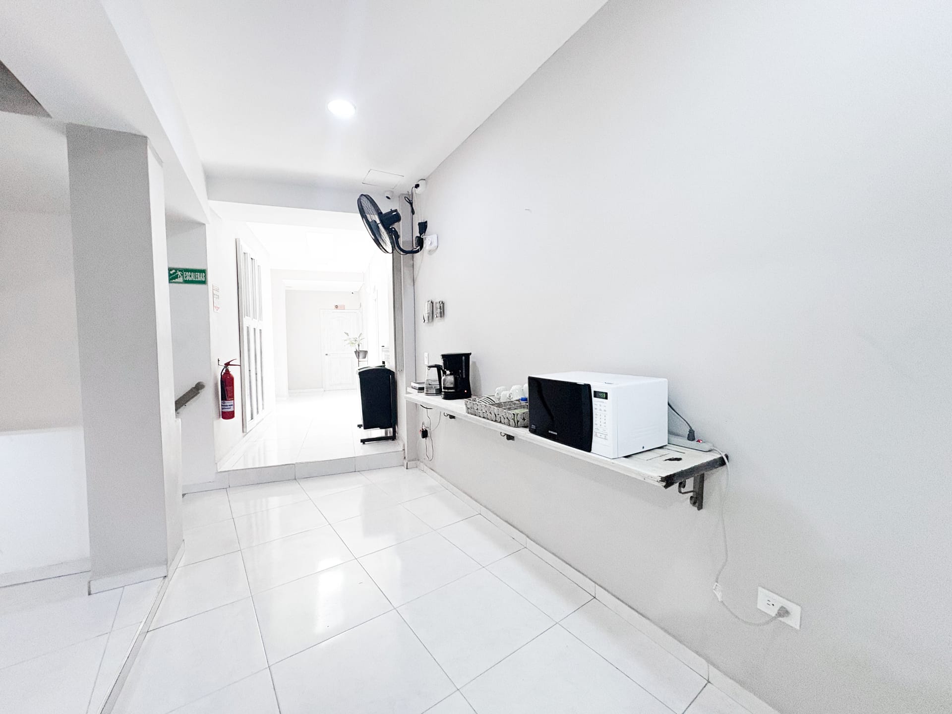 Sala común con detalles en madera